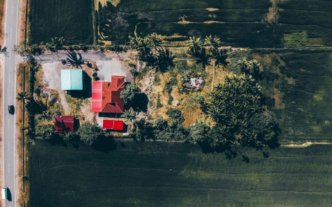 Vista aérea de finca rústica con construcciones y parcelas agrícolas donde pueden existir errores catastrales